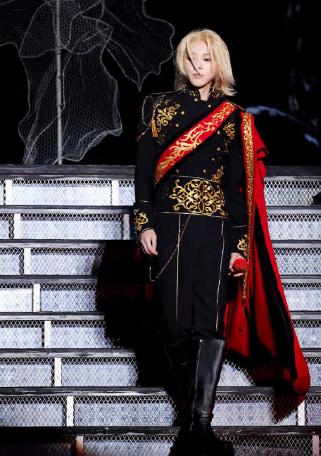 华晨宇的海口演唱会把宠粉做到了极致，近距离互动不说，还对着镜头热情打招呼，视频里