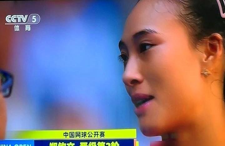 带病苦战两个多小时，郑钦文中网首轮硬是被拖进决胜盘。对手施晗底线相持真能扛。这要是放两年前，郑钦文心