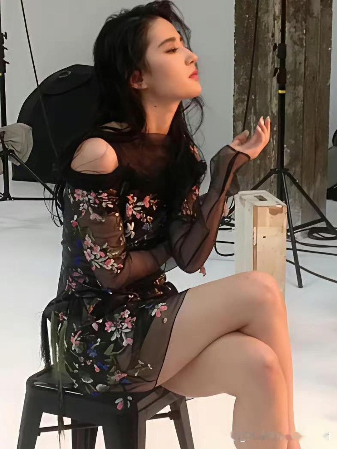 看见刘亦菲也有小肚子，我释怀了