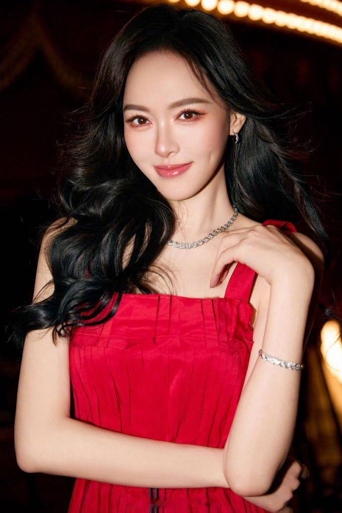 唐嫣红裙正红色长裙适配度直接满分，衬得整个人气色绝佳，优雅大气，温柔明艳，自带满