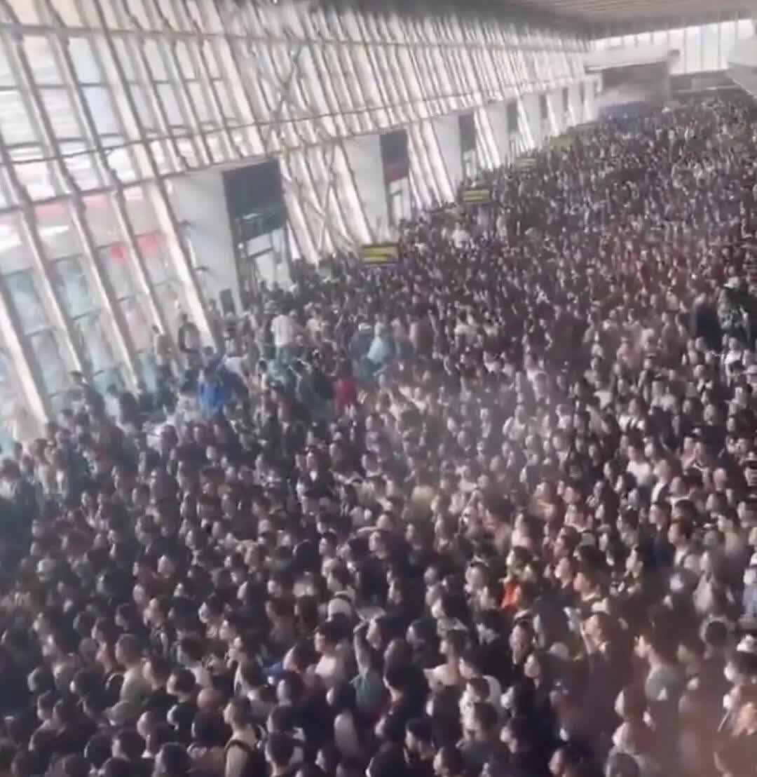 印度人嘲讽中国火车站味道大他说中国火车站这么多人聚集在一起，味道一定很难闻。