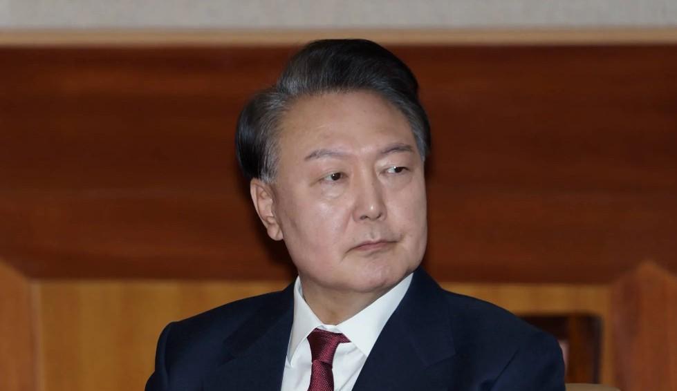 尹锡悦今天前往法院，看上去很淡定，还是一言不发径直走进法院。都能想得到，
