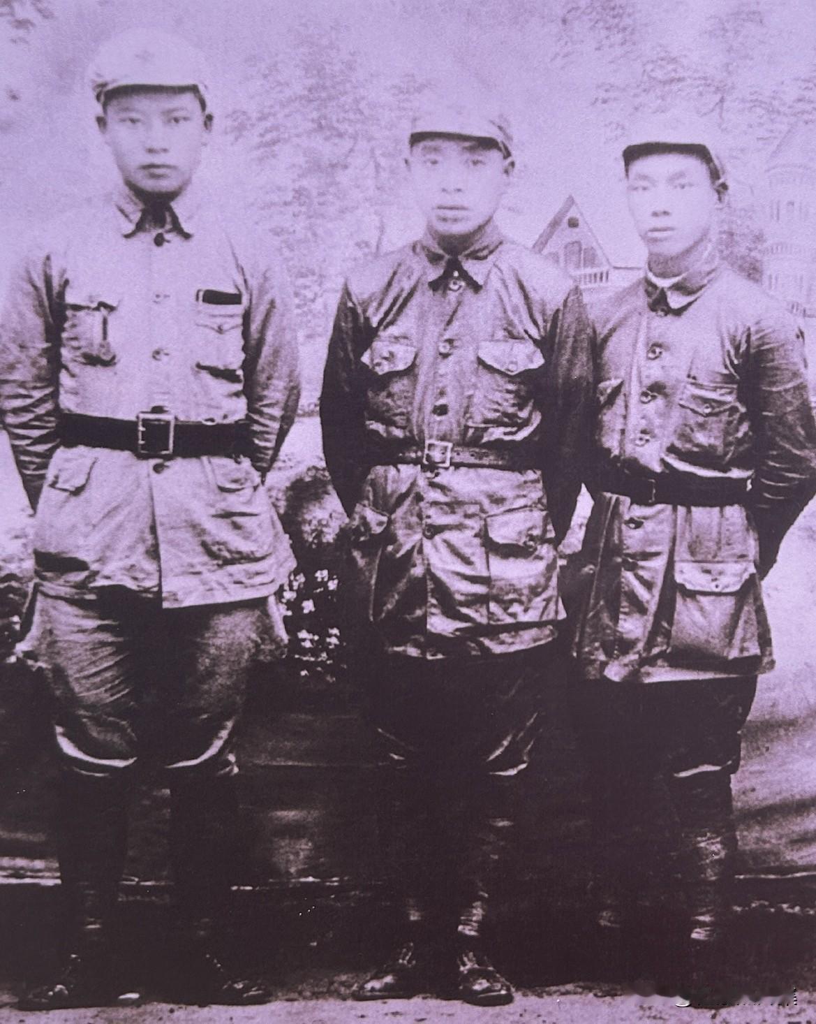 1936年，在延安合影，左起：龙飞虎、杨至成、陈复生。长征中，龙飞虎是红一方面军