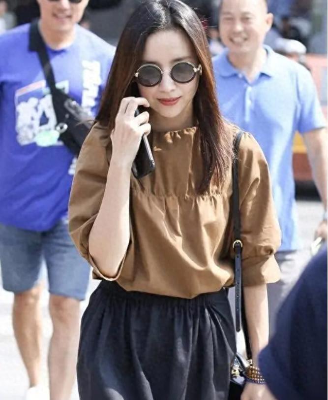 董洁的穿搭火了：少穿花哨，多穿简单，40多岁反而更显年轻