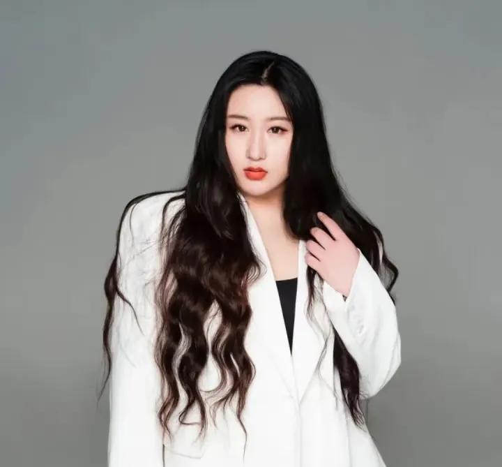 中国人的爱国基因是刻在骨子里的吧锤娜丽莎说她乘坐飞机，飞机提供两顿餐食，第