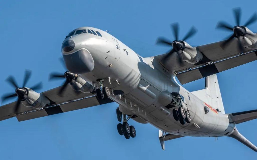 根据中国国防部的消息，12月3日下午，东部战区战机在东海例行巡逻时，遭遇不明飞机