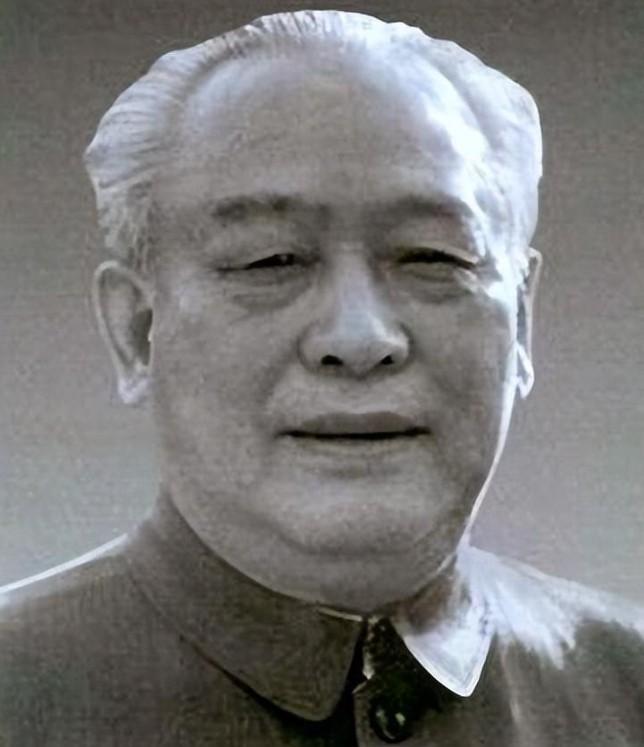 1983年5月，余秋里中将回乡探亲，弟弟却避之不见。村长亲自来请，讲：“财发，你