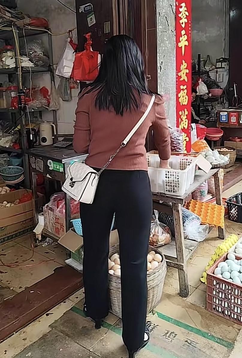 一大早女子去菜市场买了2只活鸭，等老板处理好后，她就拿着鸭子急匆匆往回赶，回家途