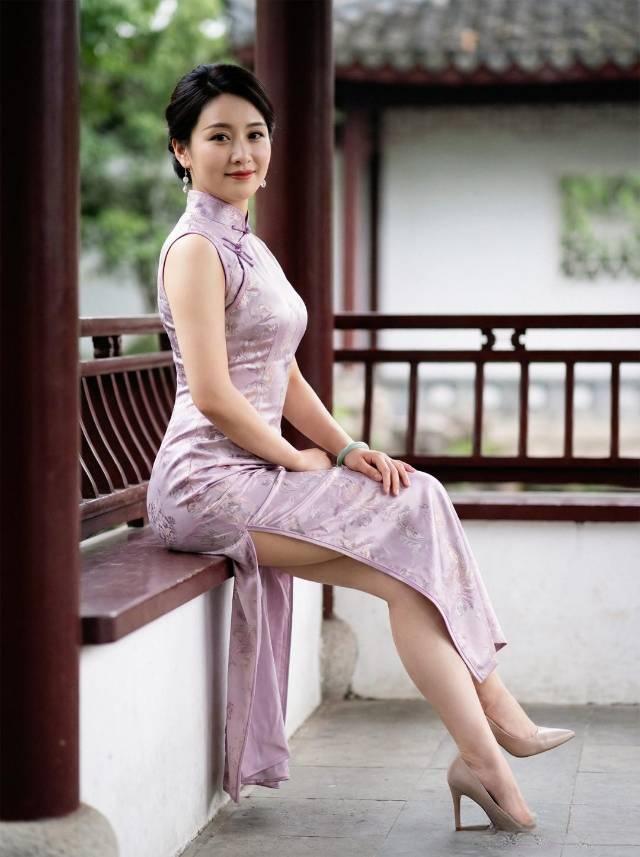烟紫色提花无袖旗袍太戳人，利落裁剪勾勒出东方身段的柔美。这位美女的旗袍穿搭堪