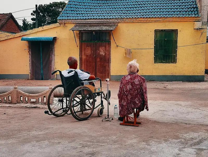 活到这岁数才懂，晚年最靠谱的不是子女，是自己身边不少老人，掏光积蓄帮儿女买