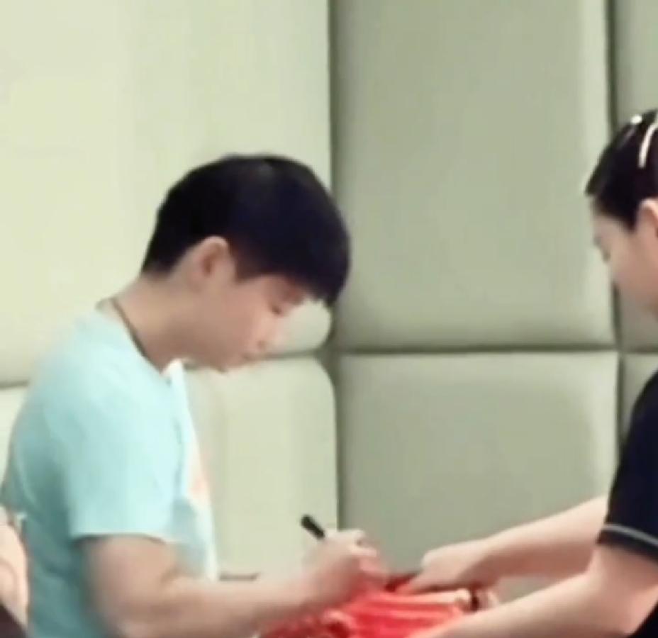 莎莎对佳佳真是没脾气，这不也是乖乖地签名。让签衣服就签衣服，让签球拍就签球