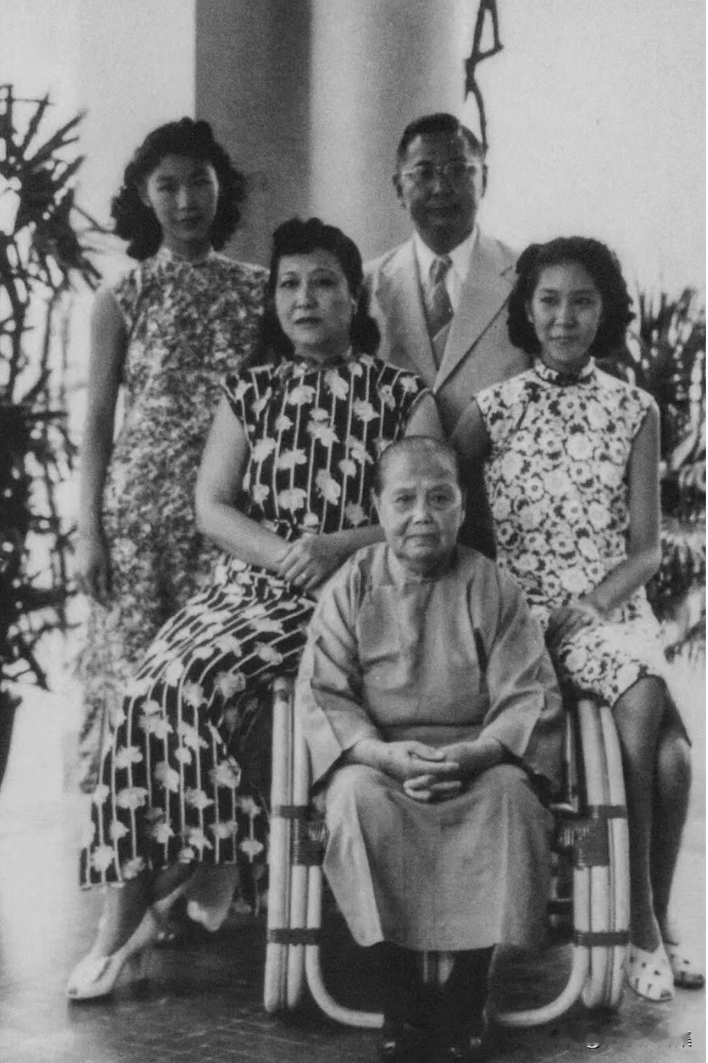 20世纪30年代中后期，澳门，孙中山先生原配夫人卢慕贞晚年与儿子孙科一家团聚的温