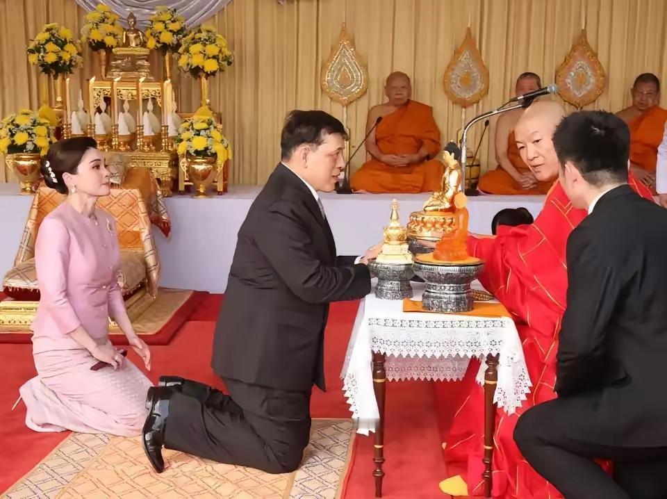 先行跪拜礼，再讲君王事！谁能想到，高高在上的泰王，竟然会双膝跪地敬咱们灵光寺的高