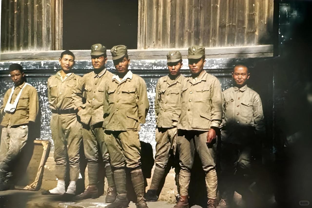 1945年抗战胜利后，这些在杭州被俘虏的日本兵，就成了这副模样。你看他们，脑袋上