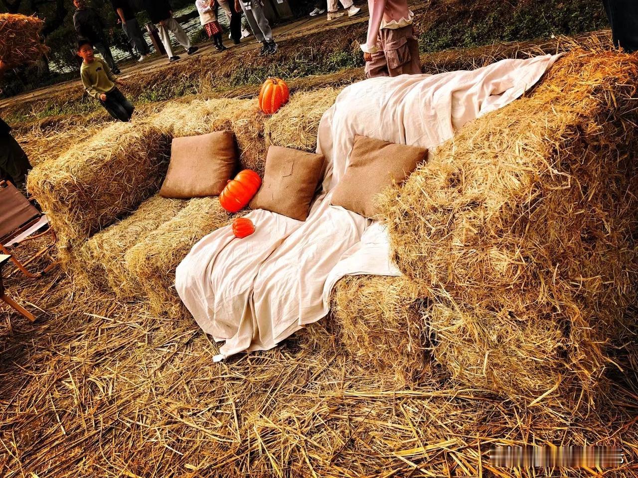 牙龈上一个月前长了一个透明小包，不疼不痒，就是能感觉得到，自己老是会用舌头去舔一