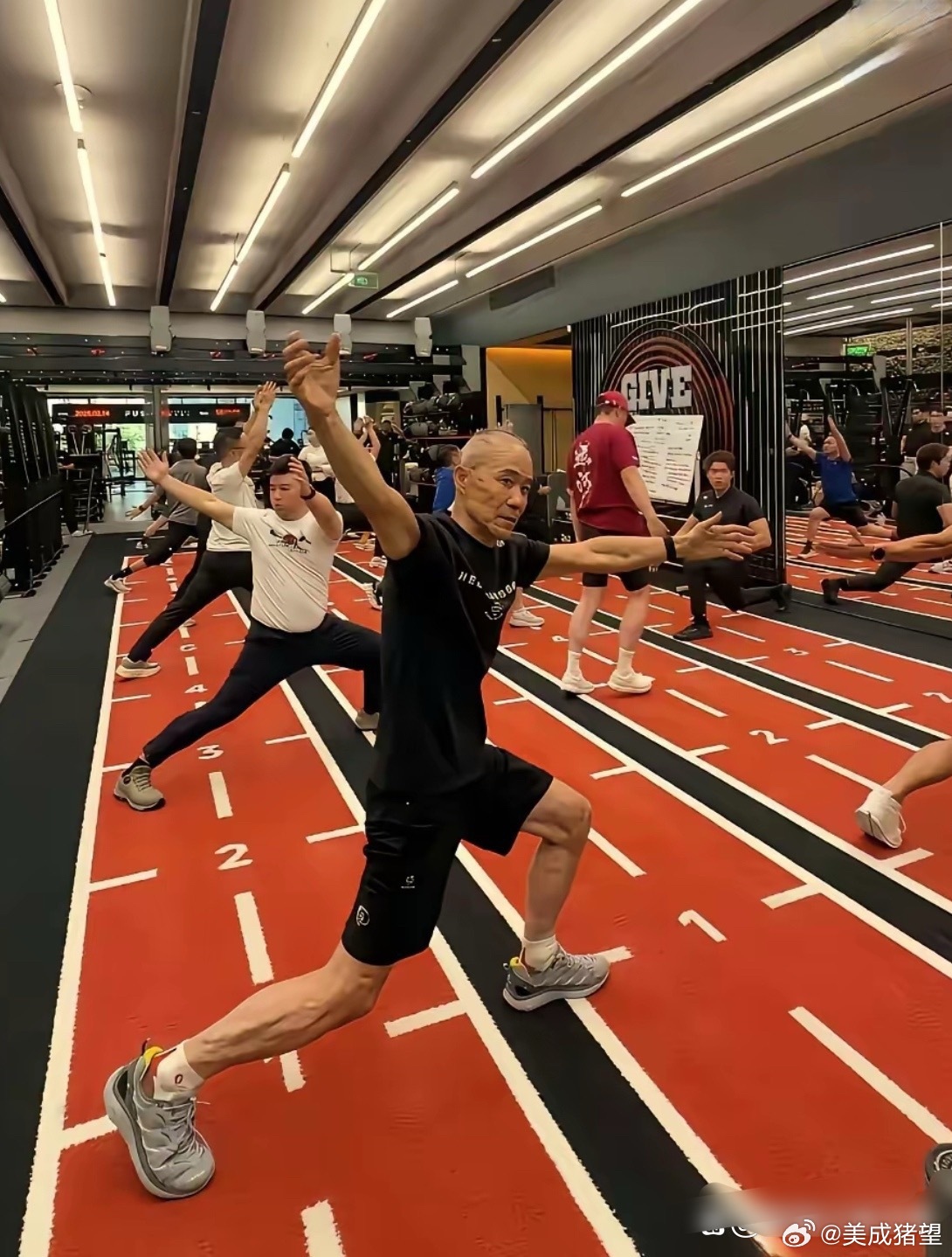 75岁的王石，最近和小娇妻恩爱有加，所以又开始健身了。