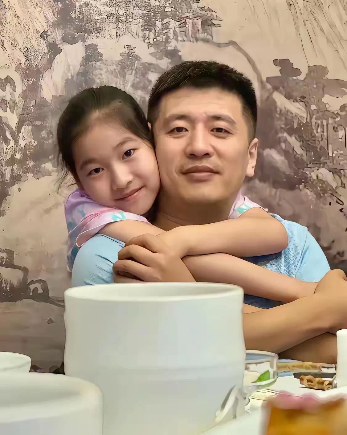 张雪峰的女儿天塌了，那个甘心给她的人生兜底的人消失了。张雪峰特别宠自己的女儿