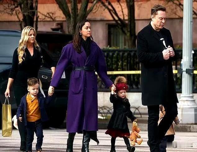 马斯克不管不顾地走在前面，看上去心事重重。齐内斯一手牵着一个孩子，还有一个宝宝独