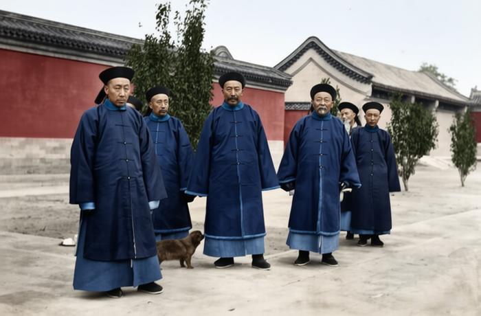 这张照片拍摄于1909年11月慈禧太后“奉安大典”当日，晚清重臣端方与同僚的出行