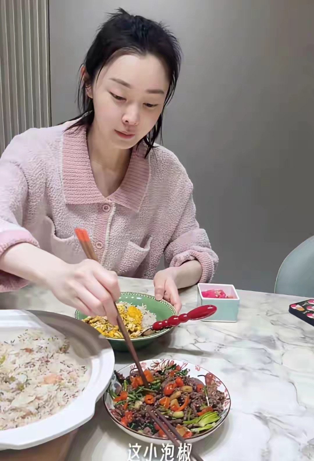 太美了！宋轶素颜出镜，比不化妆好看多了，不愧是“人间反光板”