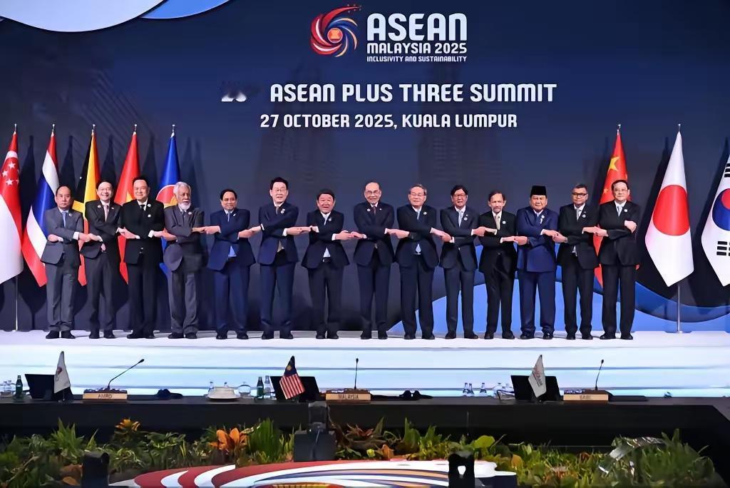 别光盯着东盟“站队美国”这背后的账根本不是“友好换真心”那么简单!新