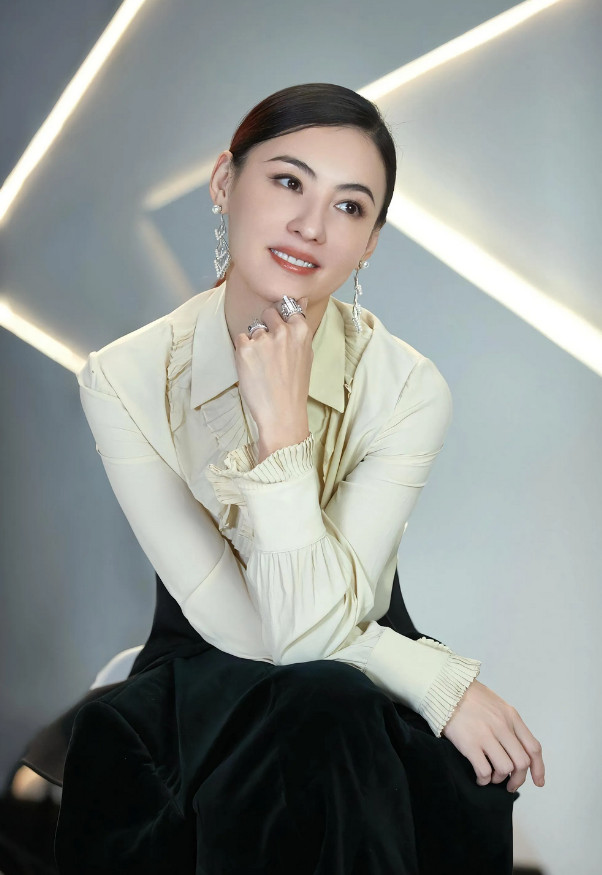 沈梦辰问张柏芝：“你大儿子谢振轩喜欢什么类型的女孩？”张柏芝笑着回答：“我儿子