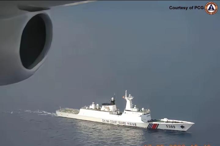 动手了！中国海警抵近中业岛，人员冲上礁，海警船随时戒备这回咱们海警动真格了。5