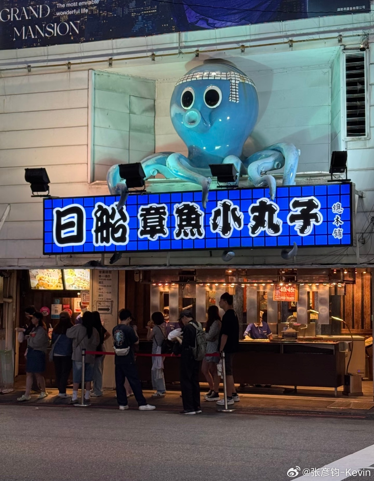 说起记忆里的美食，突然想到小时候另一个想无限吃的，就是日船的章鱼小丸子。在我小时