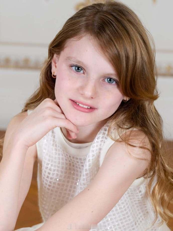 12月10日，摩纳哥王室的龙凤胎加布里拉公主和雅克王子庆祝11岁生日他们是摩