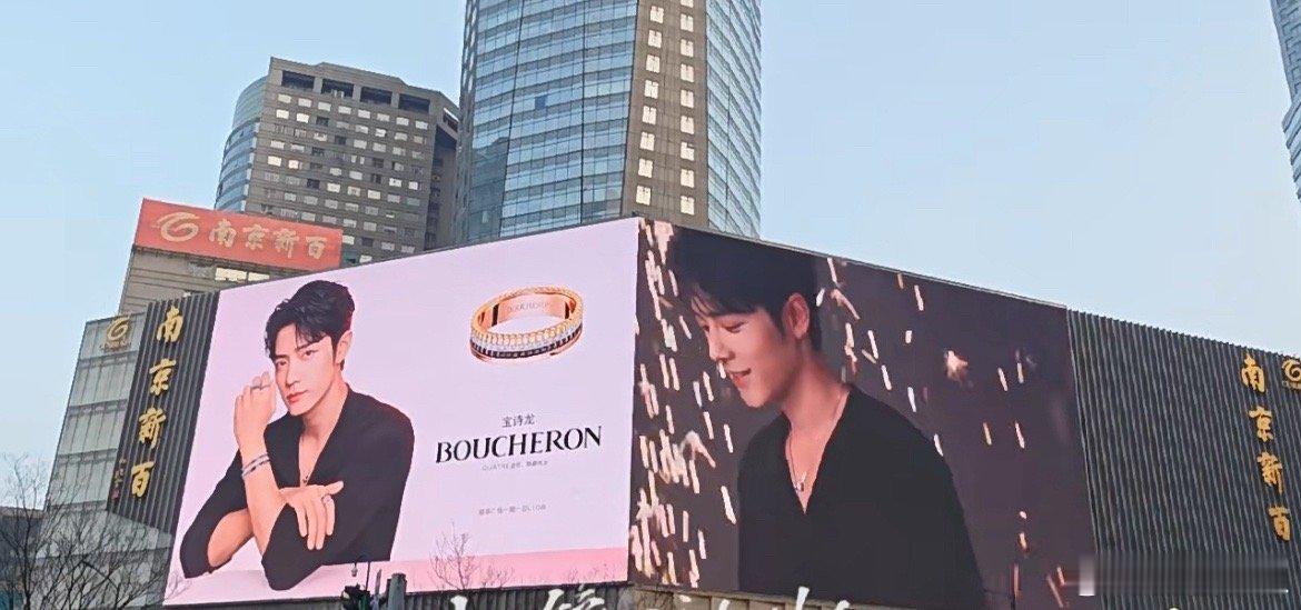 宝诗龙在上海成都南京等城市给全球代言人肖战的地广，成都的还是最贵大屏呢，超大气！