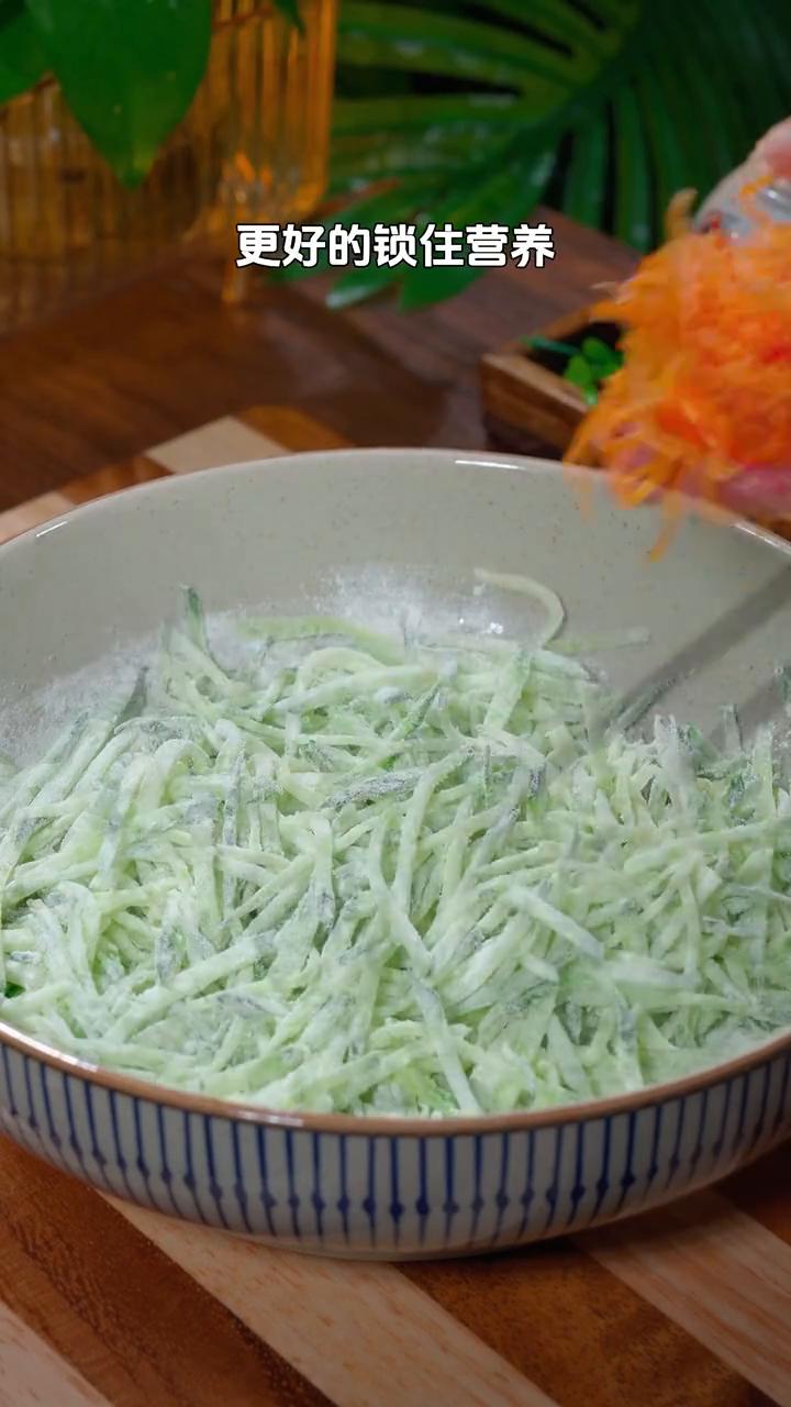 黄瓜鸡蛋饼。你敢相信吗？在黄瓜里面加一碗普通面粉，出锅就是黄瓜最营养好吃的做法