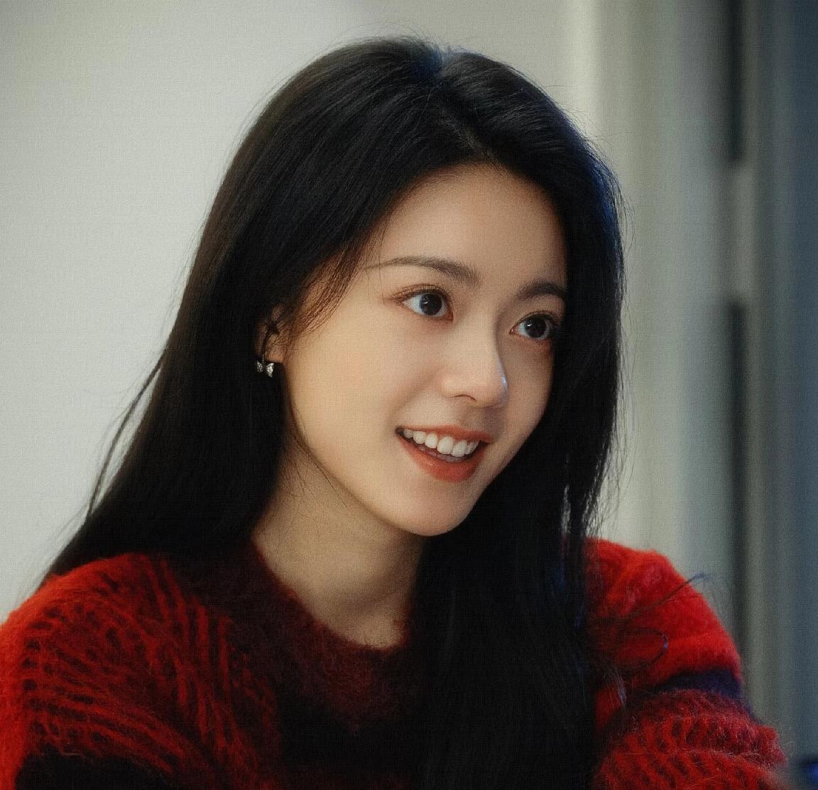 赵今麦在中戏开学典礼上出口成章，惊艳全场。谁能想到，这个曾被嘲“脸盲”的姑娘，