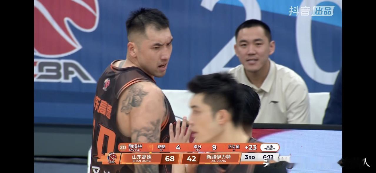 100:85战胜新疆，高速男篮球员评分如下：克里斯：10分专注打球的克里斯对