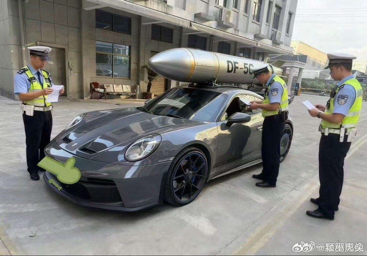 阅兵也有戒断反应[捂脸哭]网友给车上安5c的模型和玩偶被交警叔叔制裁了[捂脸哭]九三