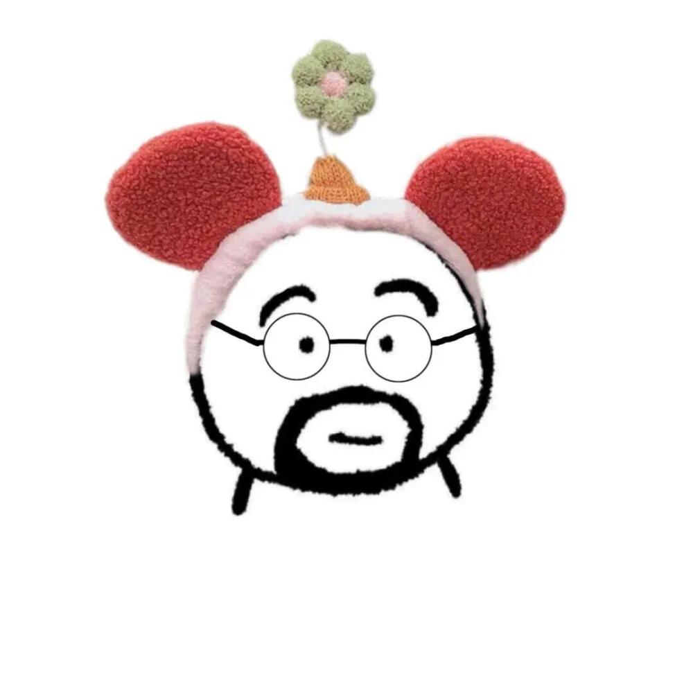 凌晨三点，医院走廊的灯晃得人眼睛疼。张叔握着母亲的手，手机里还存着上周她发的