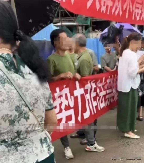 买预售房的业主真是上大当了，那些先预付款买嘉逸学邸三期房子的人真是捶胸顿足的痛！