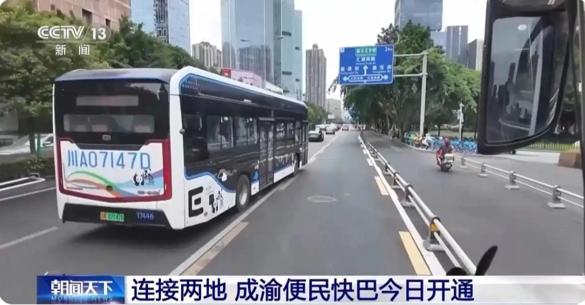 “不是有高铁吗？这能有客源？”这是许多人在听说“成渝便民快巴”开通后的第一反应