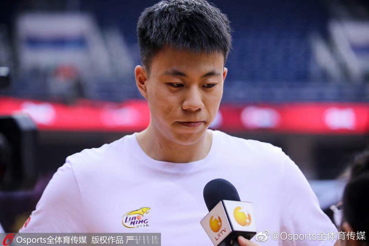 张镇麟知道消息后消化了很久很久，再次打开微博时，私信爆了，收到了各种各