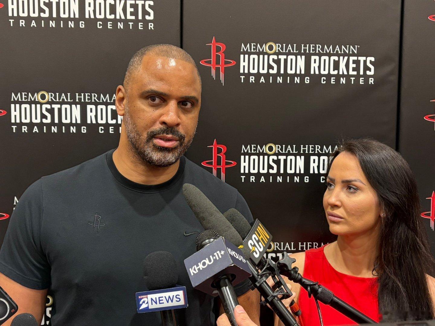 乌度卡表示，火箭队在面对湖人时的对位策略上，已经“基本锁定”了球队想要执行的方案