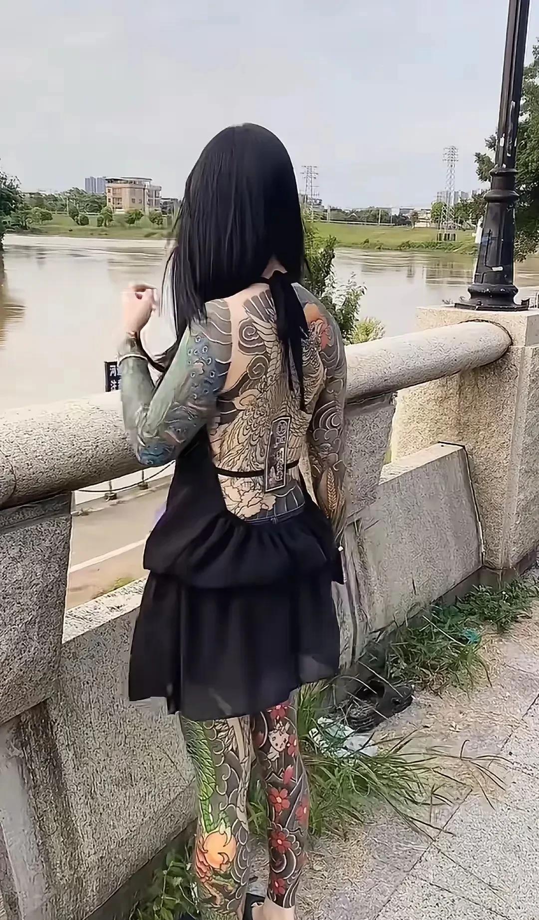 女孩背部和腿部大面积纹身，是追求时髦？还是头脑发热而为？看清楚了，女孩的背部和