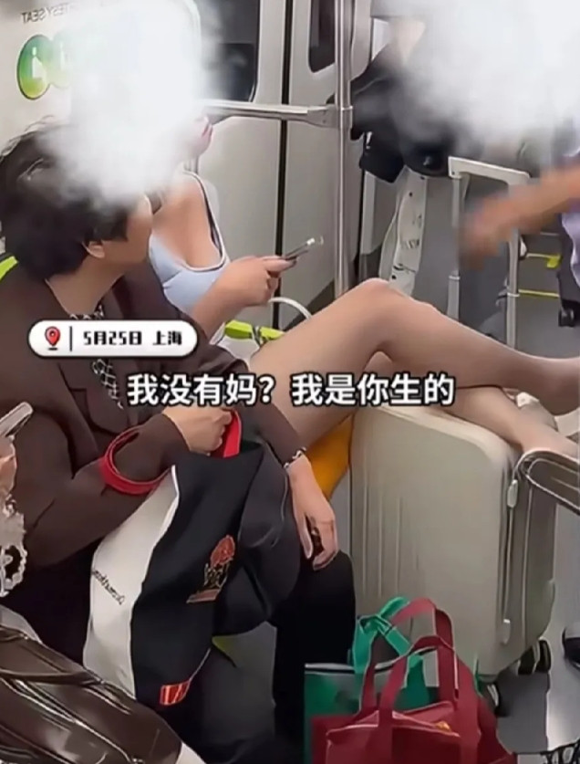 地铁上，一对男女因拥挤直接吵起来。女生愤怒地指着男生鼻子大骂，男生却极为淡定，眼