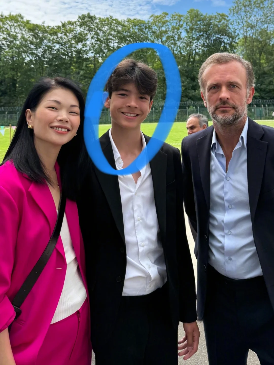 国际名模吕燕的儿子初中毕业了