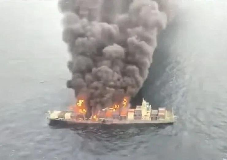 印度外海发生重大事故！万海503轮爆炸起火，约50个集装箱坠海，四名船员下落不明