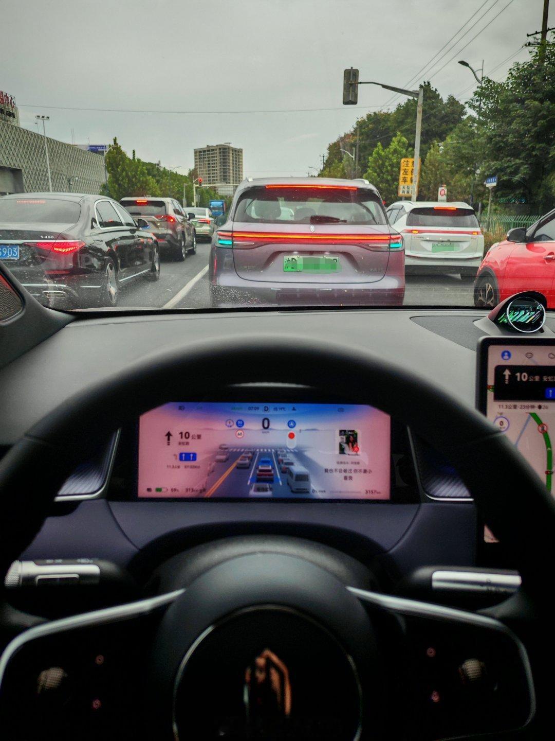 早上上班,跟着一辆尚界H5,大家都开着辅助驾驶,亮起小蓝灯尚界h5