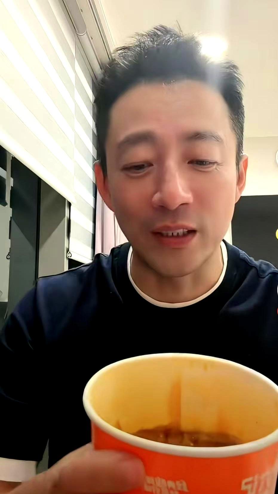 瓦解漫天偏见的，只是一根掉落的粉条。汪小菲在直播间卖麻六记，低头搅拌时一截