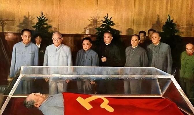 1976年，毛泽东主席辞世，华国锋面临一个棘手难题：如何妥善安置主席的遗体。