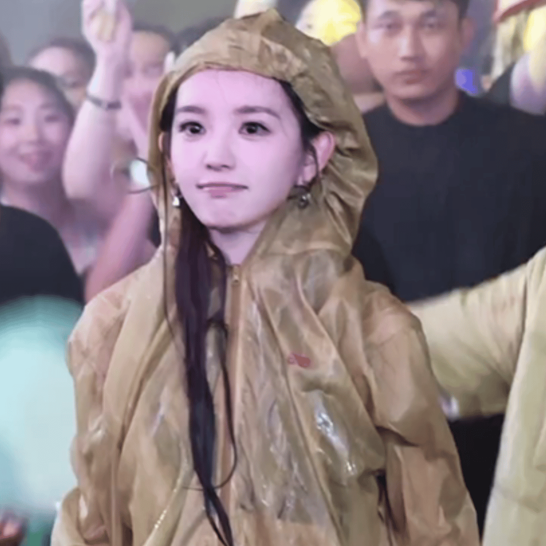 事实证明女明星的脸就是跟普通人不在一个图层，田曦薇活动被泼水脱妆素颜够美吧？