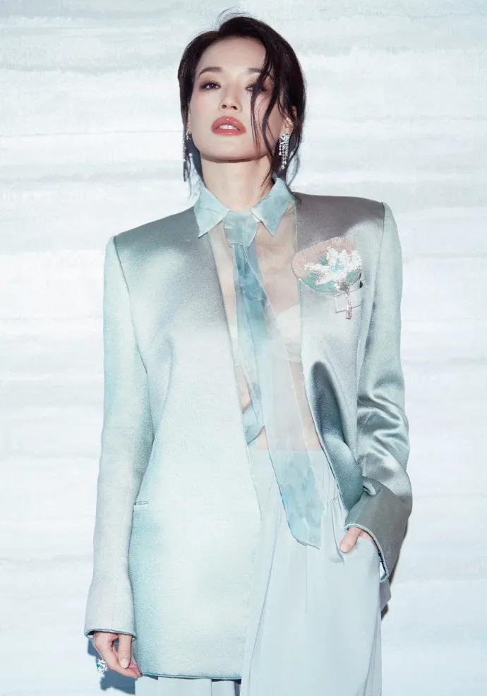 被50岁舒淇狠狠惊艳到！💚身穿薄荷绿缎面西装套装，高定质感满分。宽松西装版型