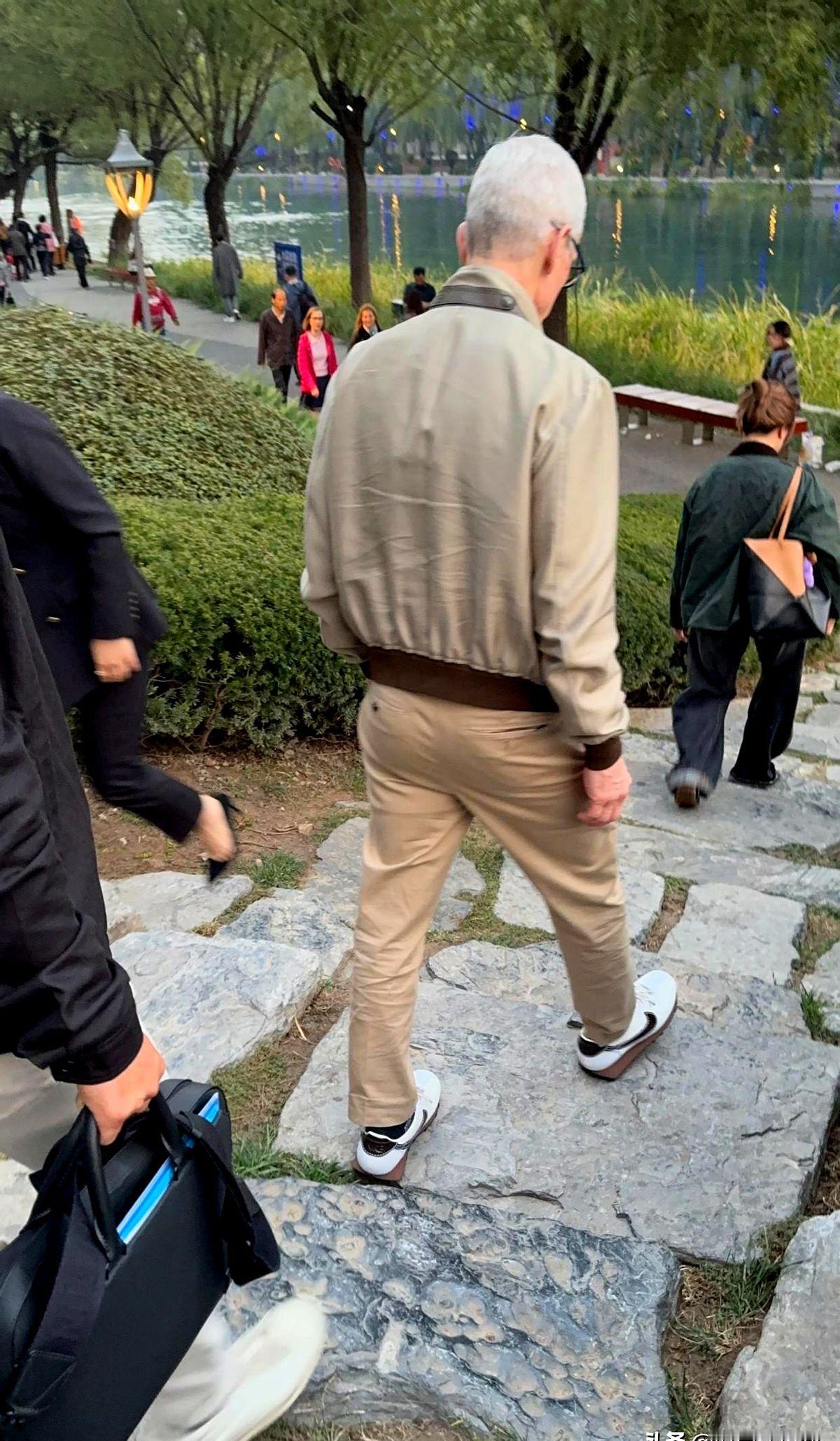 库克这老头非常帅，衣品很高，一身浅咖系打扮和北京的秋天很搭。保养很好，身材挺拔