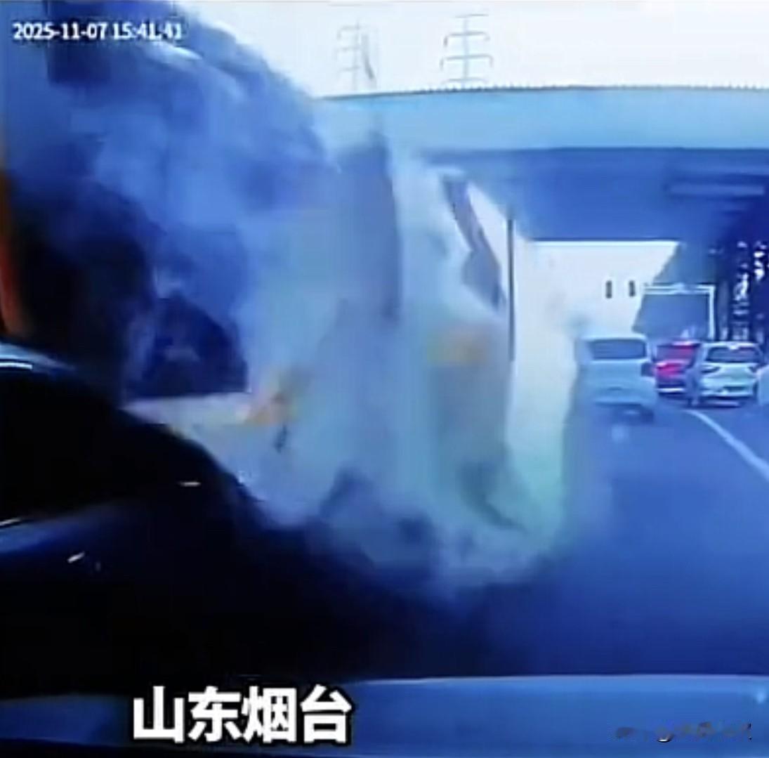 山东烟台，一辆满载渣土车在拐弯的时候突然失控，径直砸向了对向车道上的两辆小车，其